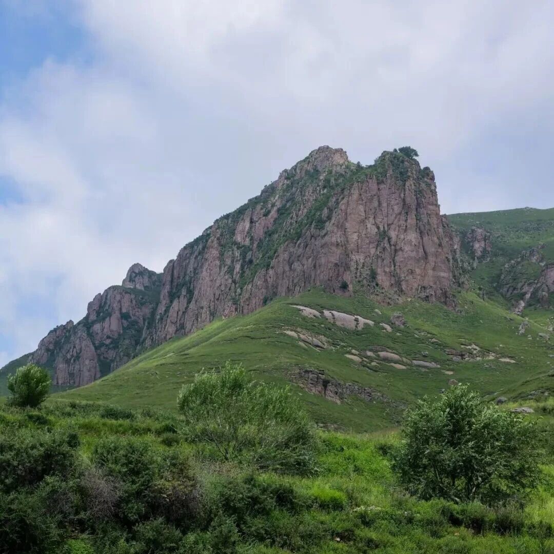 青崖子草坨环穿石林